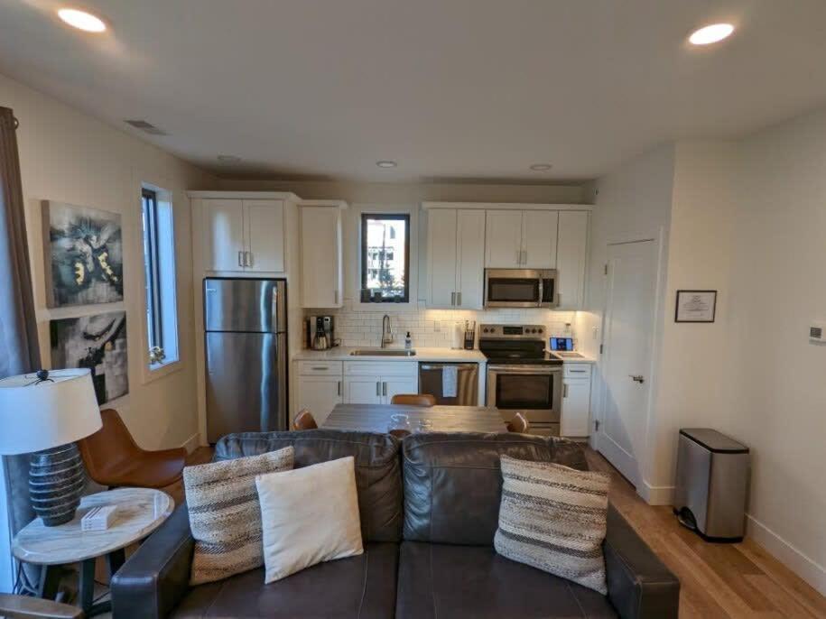 Location Location - Capri Condo 212 트래버스 시티 외부 사진