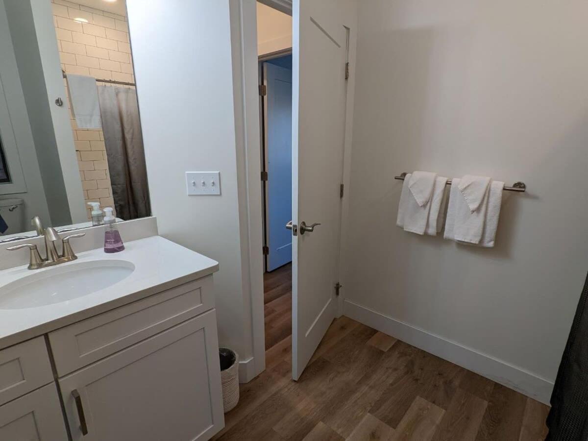 Location Location - Capri Condo 212 트래버스 시티 외부 사진