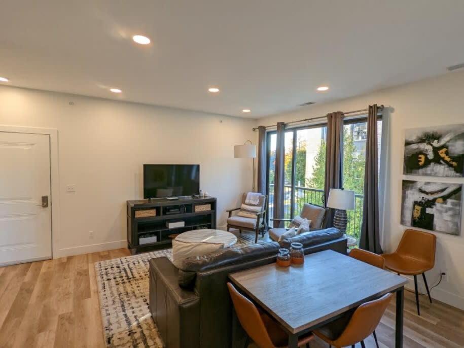 Location Location - Capri Condo 212 트래버스 시티 외부 사진