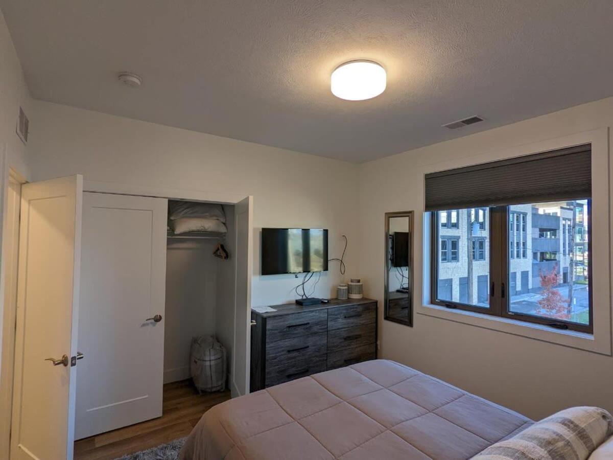 Location Location - Capri Condo 212 트래버스 시티 외부 사진