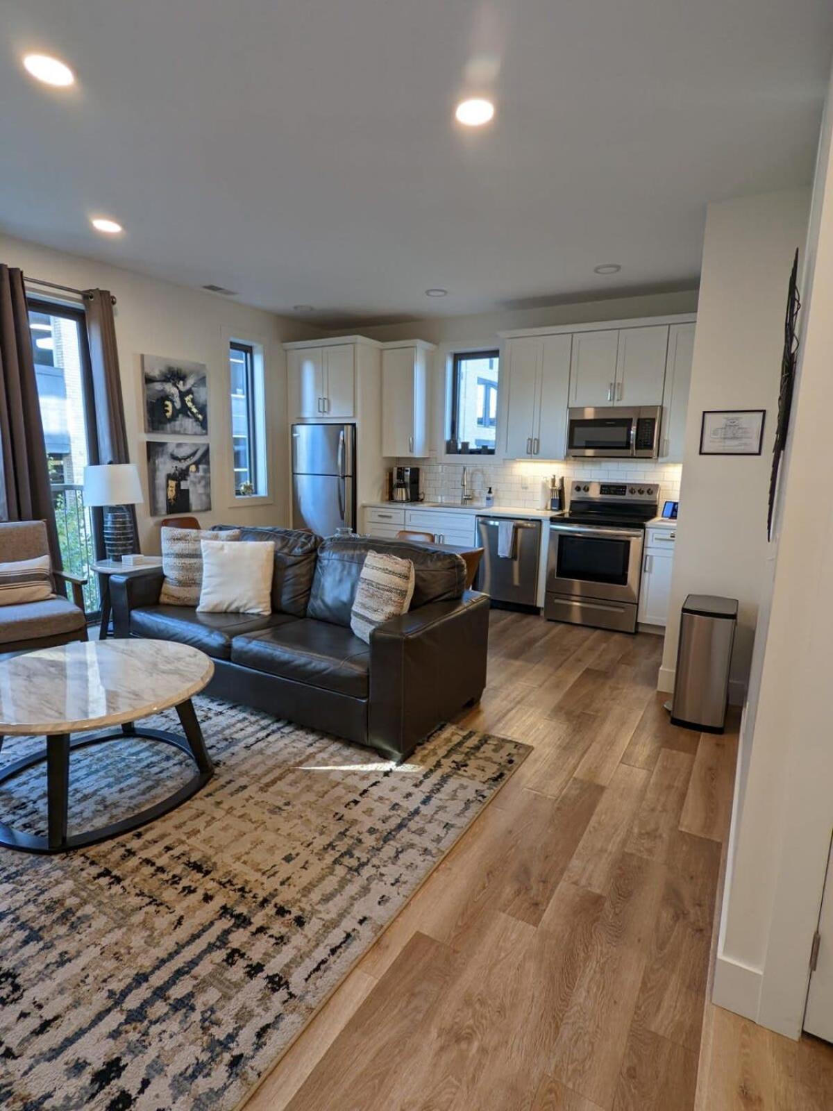 Location Location - Capri Condo 212 트래버스 시티 외부 사진
